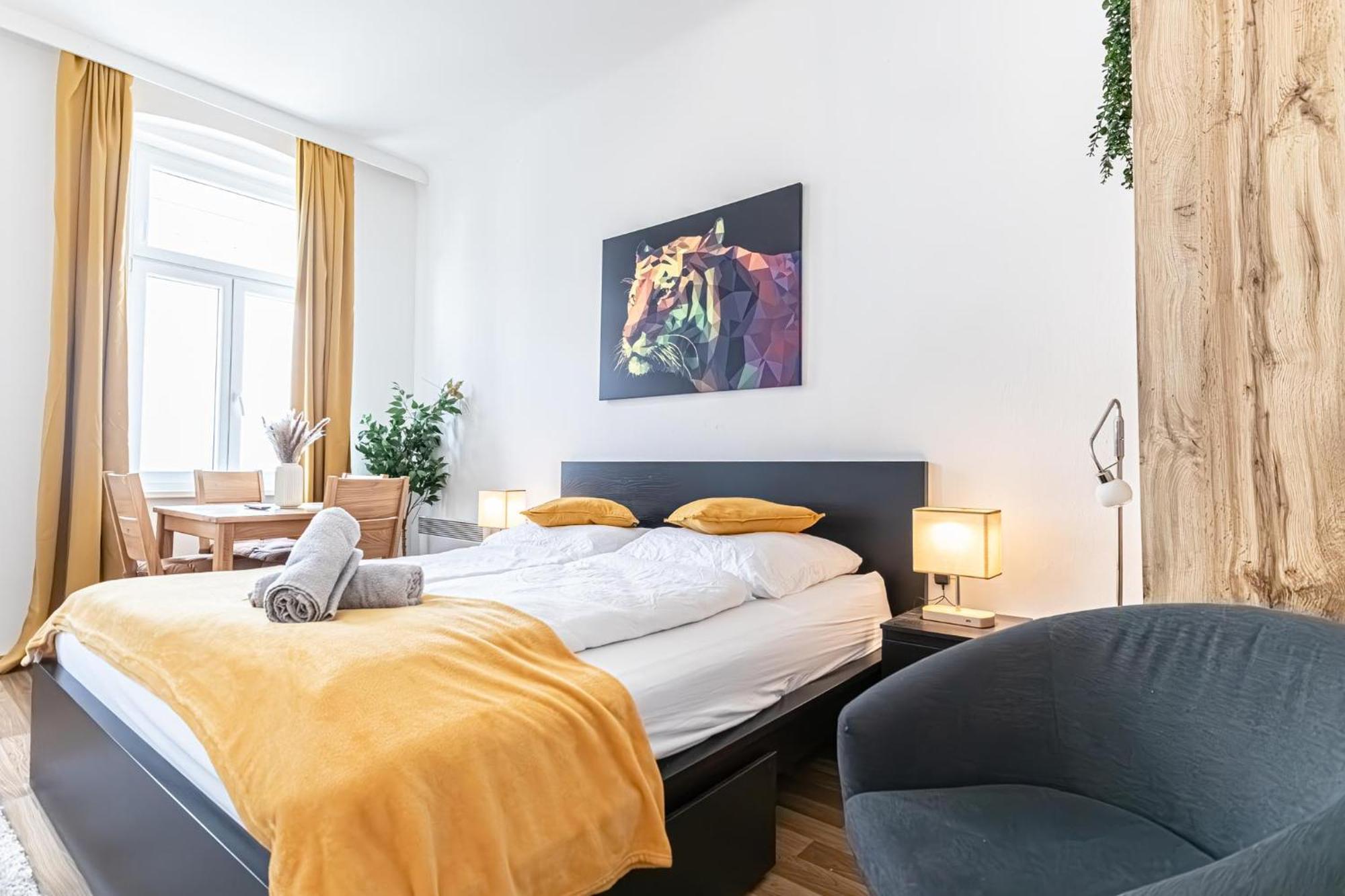 Explore Vienna: 1Br Retreat Near Westbahnhof מראה חיצוני תמונה