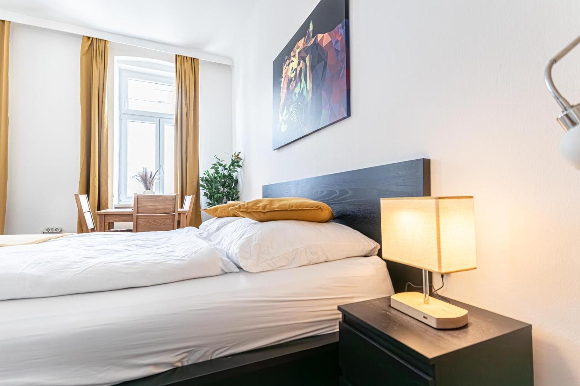 Explore Vienna: 1Br Retreat Near Westbahnhof מראה חיצוני תמונה