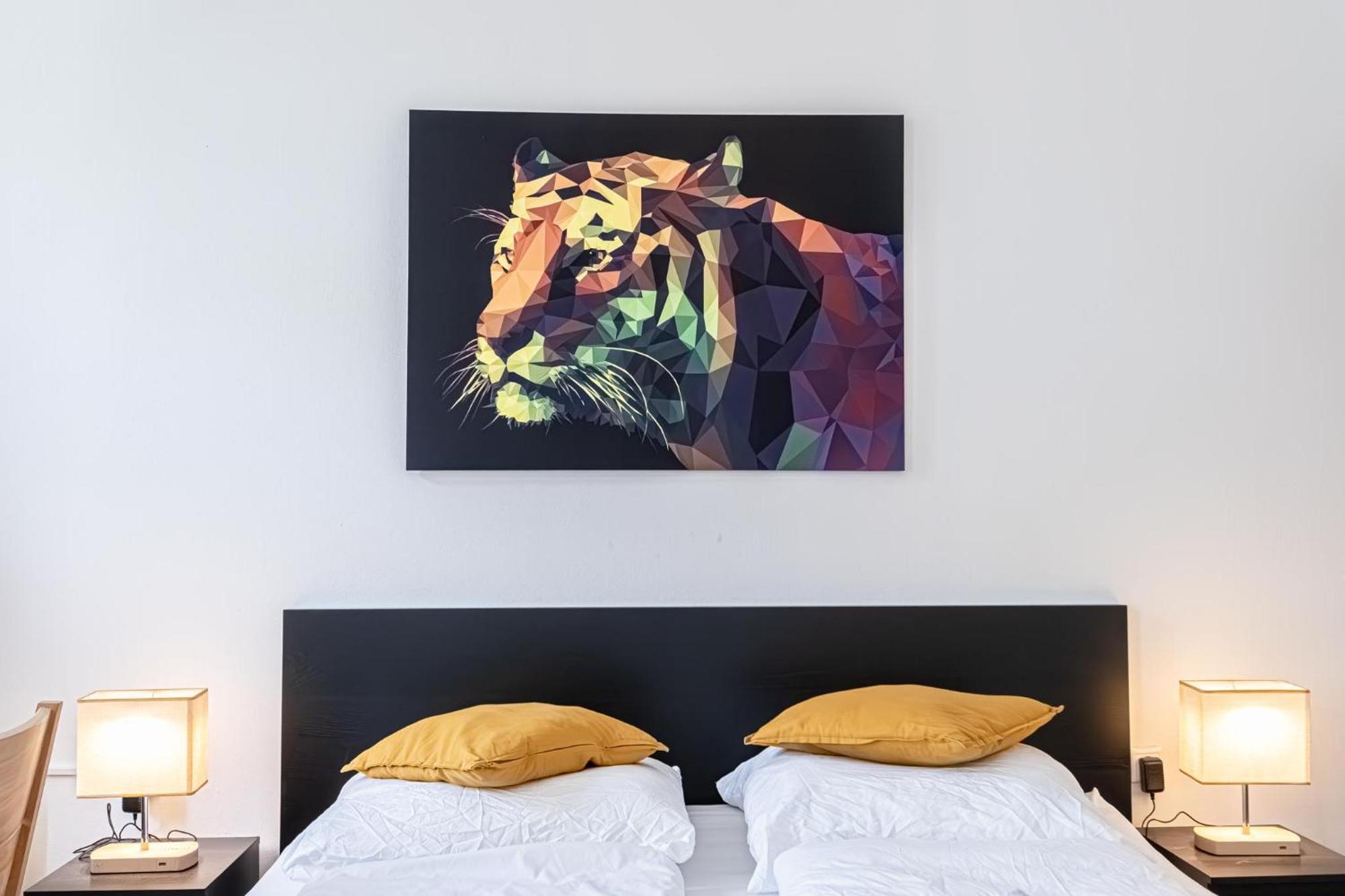 Explore Vienna: 1Br Retreat Near Westbahnhof מראה חיצוני תמונה