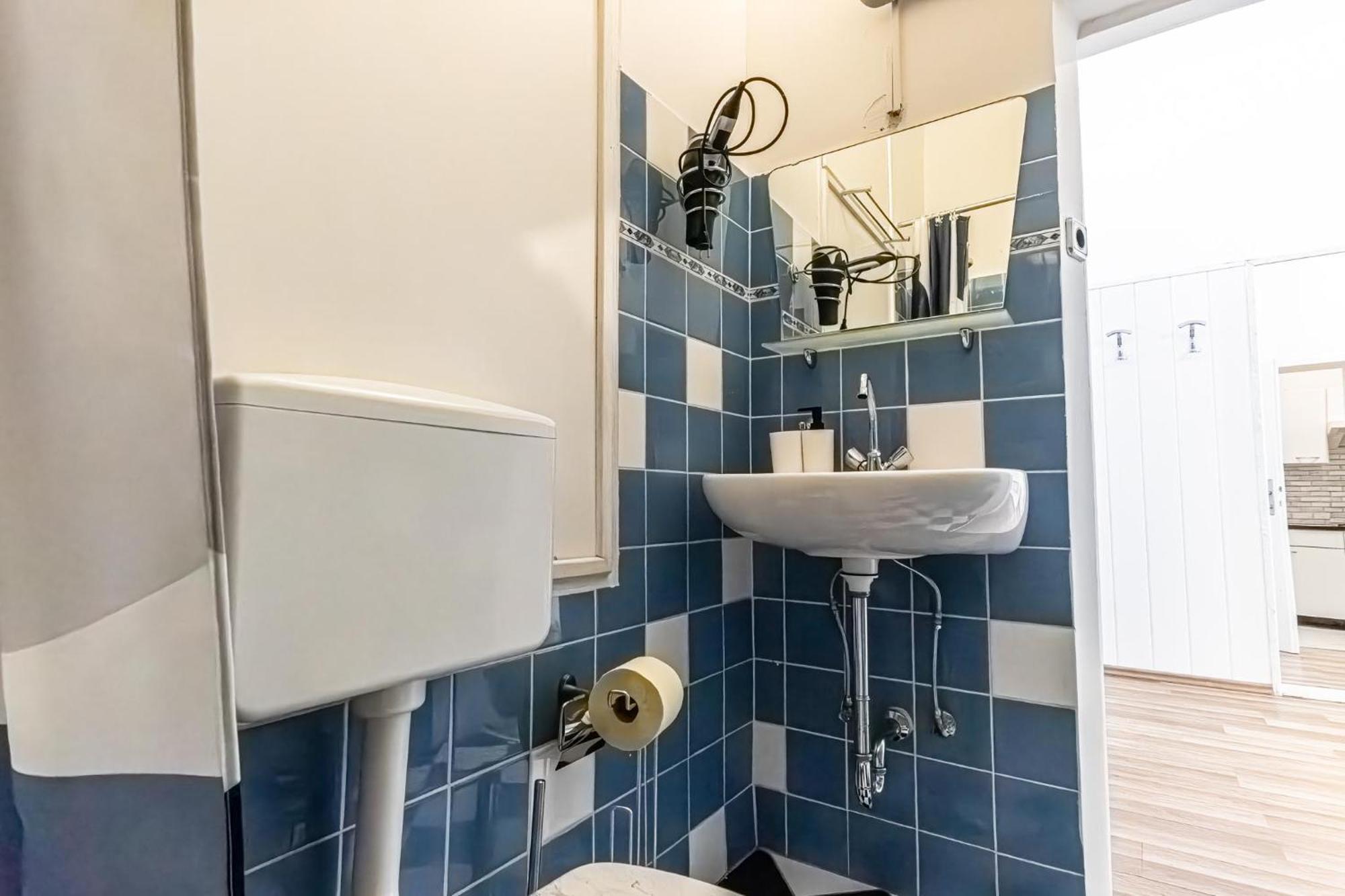 Explore Vienna: 1Br Retreat Near Westbahnhof מראה חיצוני תמונה