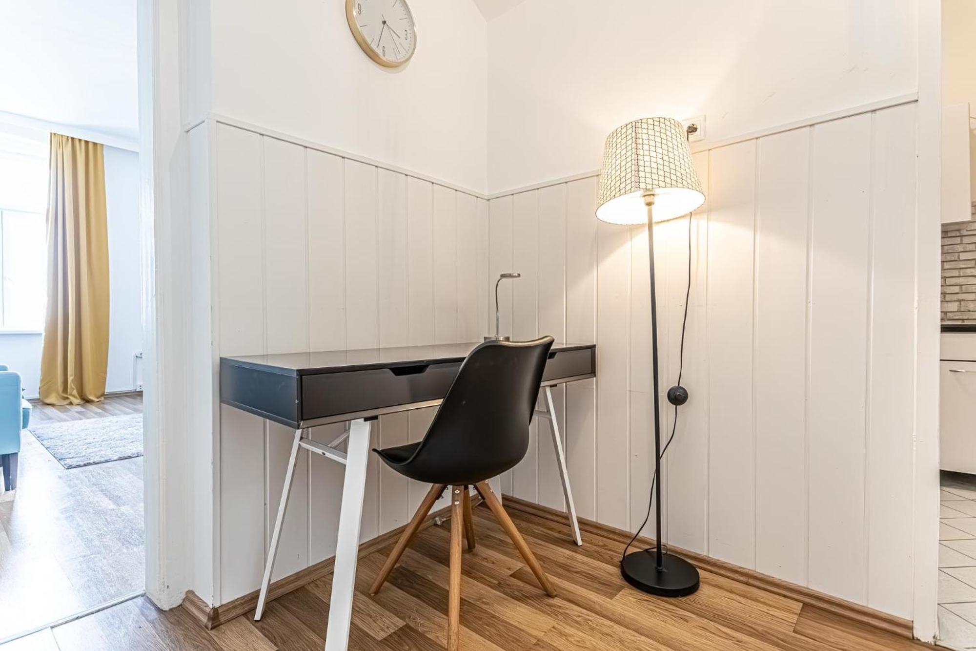 Explore Vienna: 1Br Retreat Near Westbahnhof מראה חיצוני תמונה