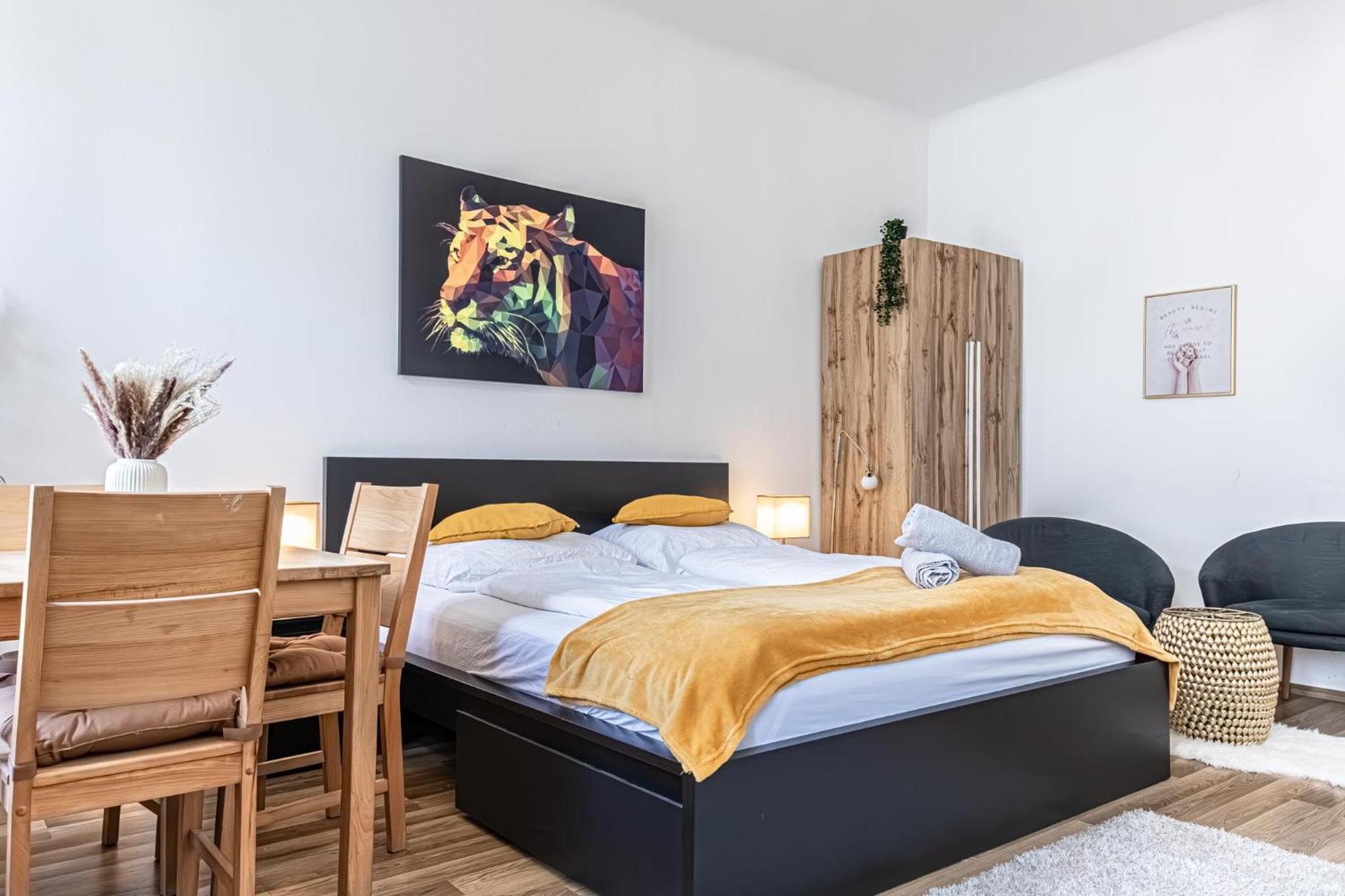 Explore Vienna: 1Br Retreat Near Westbahnhof מראה חיצוני תמונה