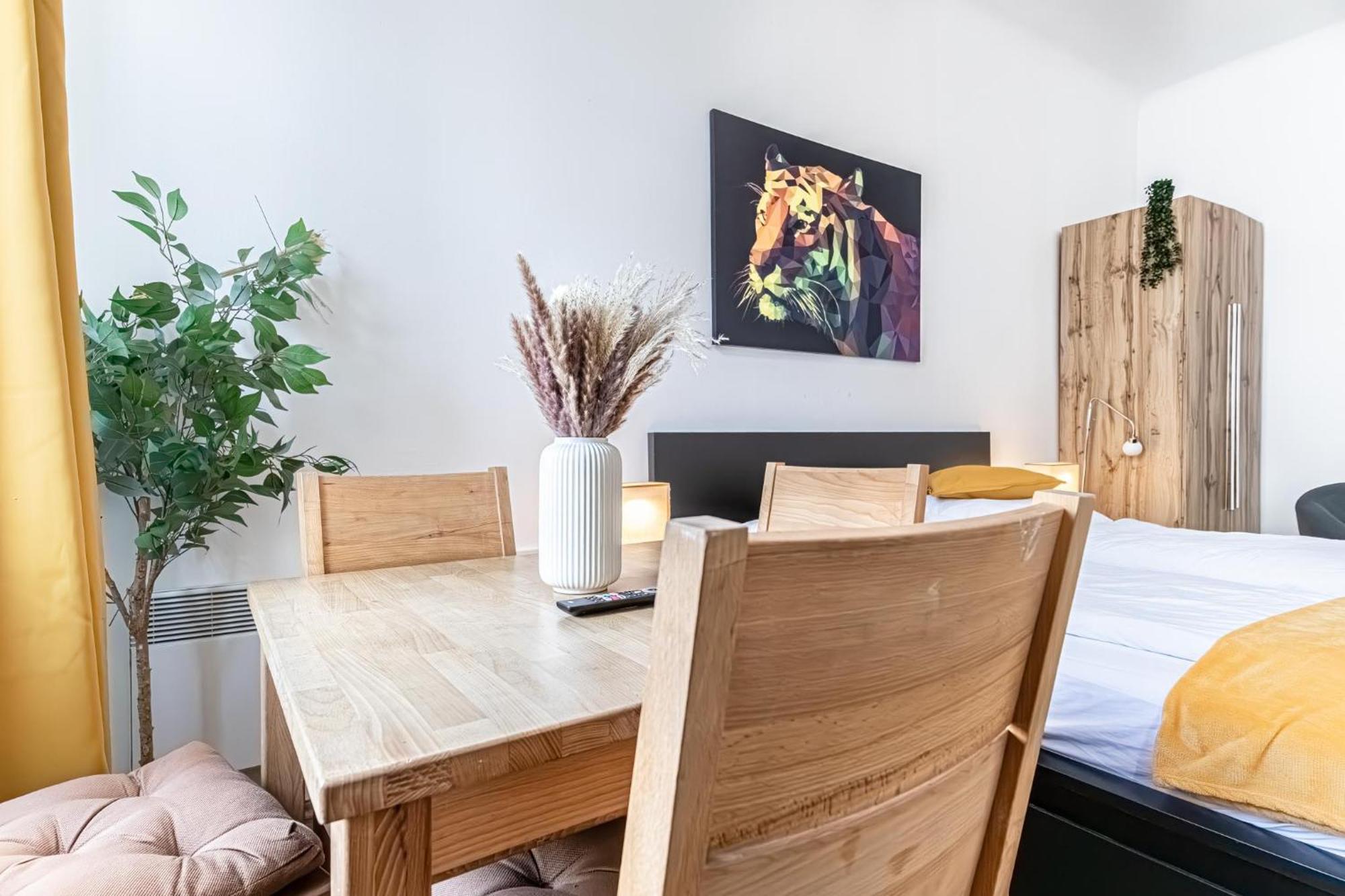 Explore Vienna: 1Br Retreat Near Westbahnhof מראה חיצוני תמונה